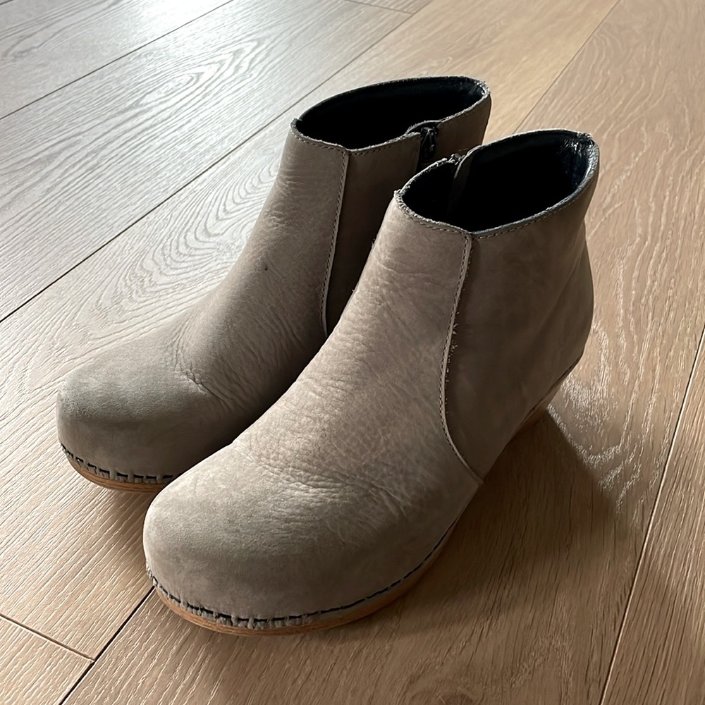 Dansko greige leather ankle boots. EU39.